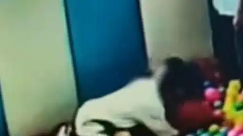 小女孩幼儿园被男同学咬伤脸部,幼儿园仅发被咬时监控给家长
