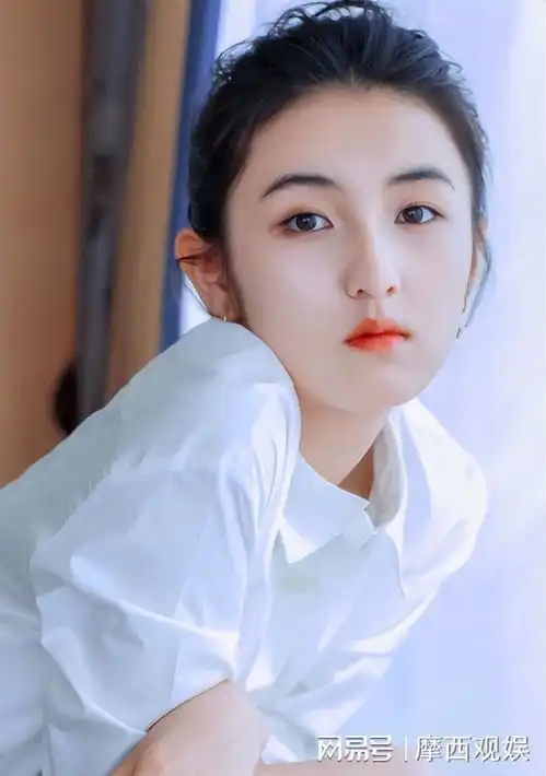 太有钱了21岁张子枫录节目,一双鞋子8300,复古风外套7100
