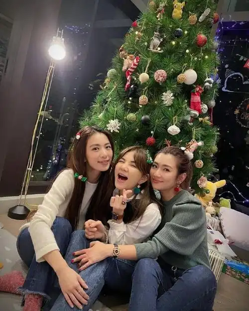 明星怎么过圣诞周杰伦陪昆凌,周扬青陪闺蜜,s.h.e罕见合体
