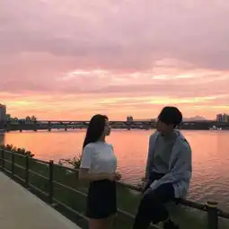 微信情侣头像一男一女夕阳背影海边风格夕阳情头唯美一对

