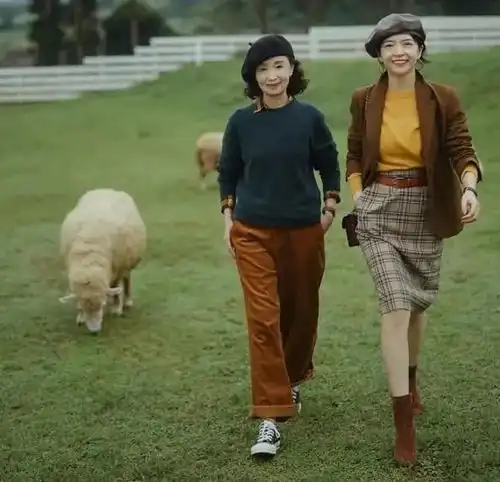 50岁的女人别装嫩学三木妈妈这样穿,大气还精致
