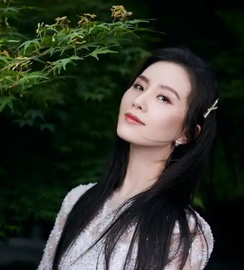 刘诗诗这是瘦了多少剪短发五官更精致,连下巴都越来越尖了
