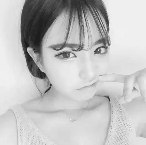 黑白头像,始终低着头,在寻找一样东西,原来,我在寻找自己
