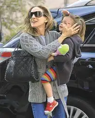 香奈儿菱格纹包好莱坞妈妈明星最爱
