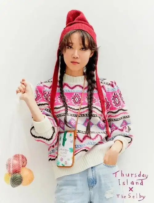 喝了秋天的第一杯奶茶,就穿不上孔孝真这件毛衣
