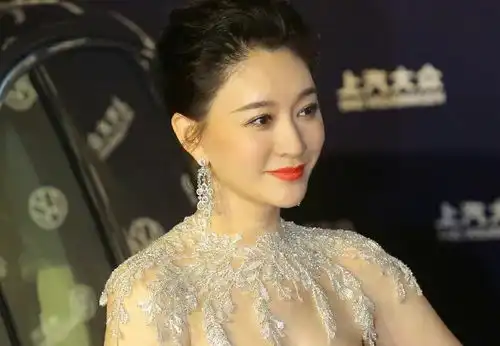 华鼎奖红毯李小冉身材惹火,高伟光胖成沈腾,温碧霞变化大
