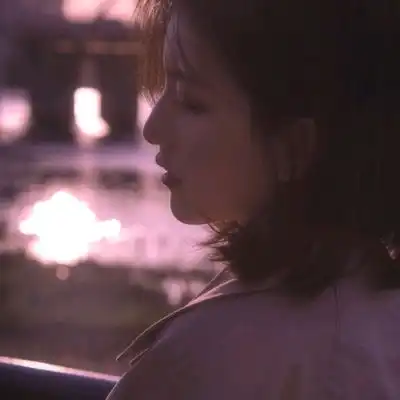 对你的爱深藏于心,落寞的伤感的女生头像
