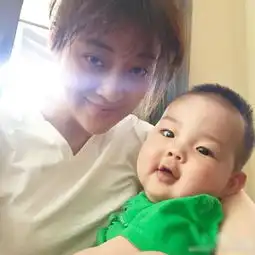 梅婷想儿子晒照解相思小儿子正面曝光高颜值组图
