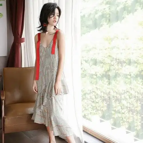 夏天裙子怎么穿好看显气质优雅吊带裙搭配魅力十足
