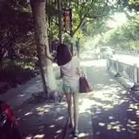 姿势差不多的qq情侣头像吃块糖都会想到你
