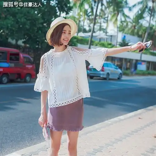 甜美褶裥让简单的热裤向裙装靠近,清新柔美的邻家女气质得到烘托.
