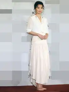 贾静雯现身,礼服仙气飘飘似18岁,选错发型又回到40岁
