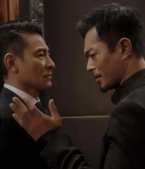 55岁郭富城穿短背心露肌肉,胳膊上青筋暴起,网友不愧是天王
