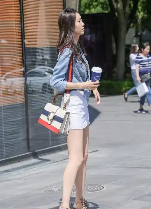 蓝色衬衫搭配白色短裙,穿搭时带点儿小心机修饰,显时尚干净美感
