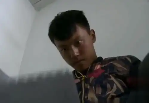 变形记王晨正,农村丫头和爷爷相继去世,他千里奔丧泪如雨下
