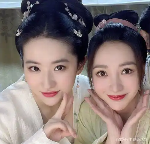 柳岩晒出与刘亦菲的合照细看两人的面部状态,确定是相差七岁
