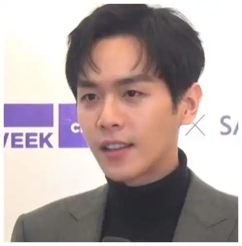 张若昀线下生图,灰色西装帅气逼人,有没有减肥成功一望便知
