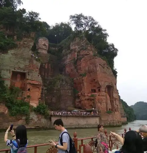 震撼四川乐山大佛,佛是一座山,山就是一尊佛
