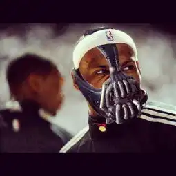 lbj鼻塞止血棉拒绝采访晒照自嘲演蝙蝠侠大反派
