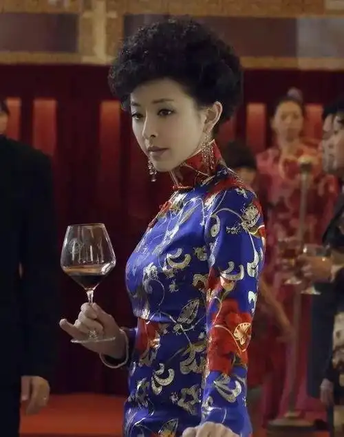 37岁的她旗袍加身美丽多姿,既能优雅大方,又能风情万种
