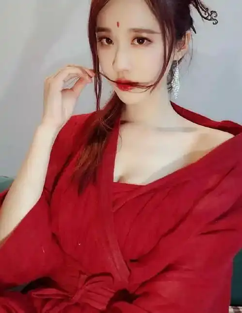虎牙轩子巨2兔cos东方不败,一身红衣,简直风情万种啊
