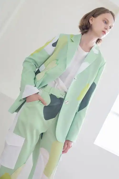 202122秋冬女装色彩趋势丨两大主题的夸张对比
