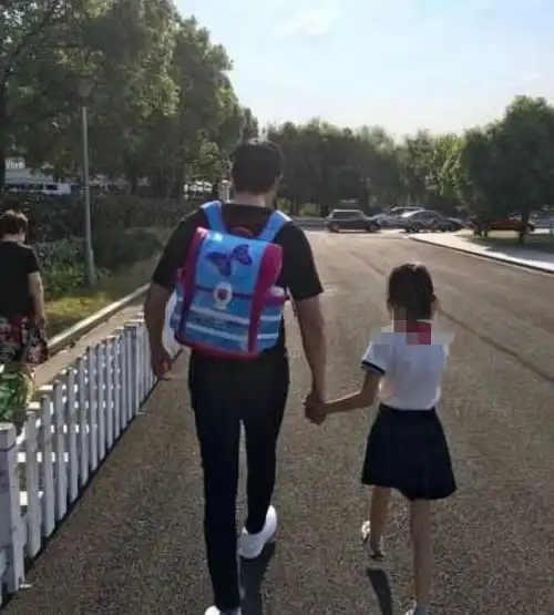 夫妻奇事男家长每天接娃出轨幼儿园老师,败露后解释是为了孩子
