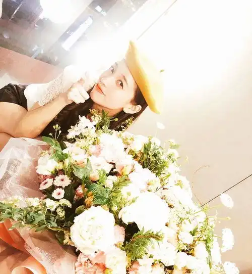 金莎生日晒美照,36岁依然少女感满满,并且渴望爱情
