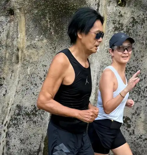 69岁周润发疑有严重静脉曲张无阻晨跑带队伍跑人行道降速怕扰民
