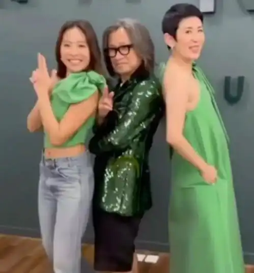 港媒曝吴君如女儿将出道陈可辛带其走红毯,衣服由妈妈搭配
