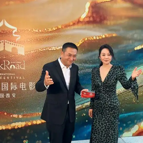 53岁闫妮依旧风情万种豹纹裙走红毯眼袋抢镜网友越真实越有味道
