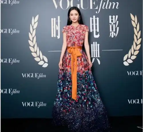 时装电影大合照,周迅稳占c位气场强大,杨幂马思纯都要靠边站
