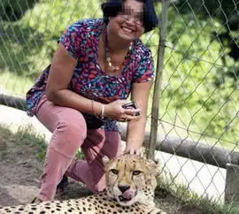 妇女和猎豹合影刚感觉不对劲,想要逃跑,可惜来不及了
