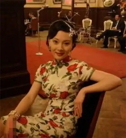 同样都是穿旗袍,你注意到赵丽颖的身段了吗何炅都看呆
