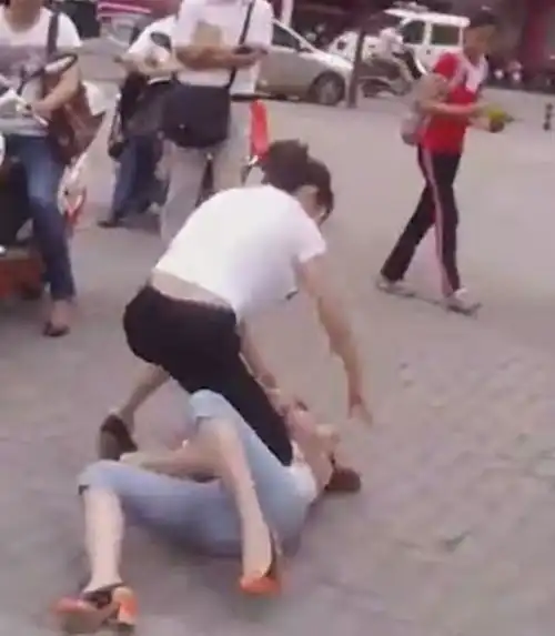 家长群遇真爱,两名女家长群内互怼内容劲爆,群里炸窝
