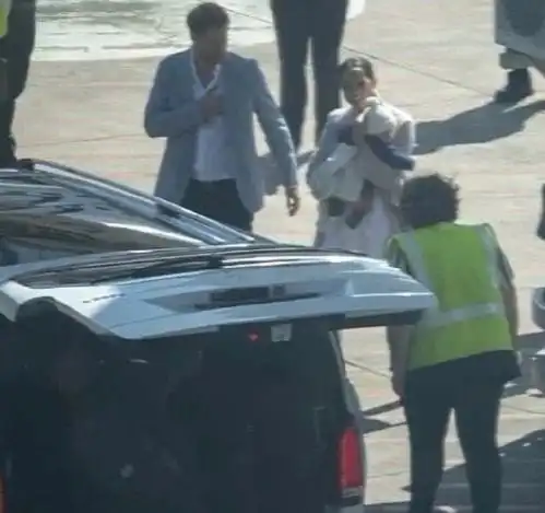 梅根女儿真人首次出镜,头戴米色针织帽被妈妈抱着,哈里眼神宠溺
