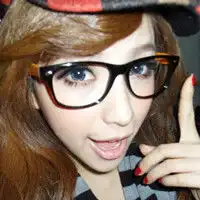 戴眼镜的长发女生头像高清图片
