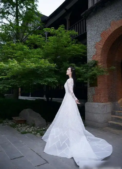 刘诗诗秋冬白色长裙,配以钻饰清雅温婉,仙气飘飘充满灵动气息
