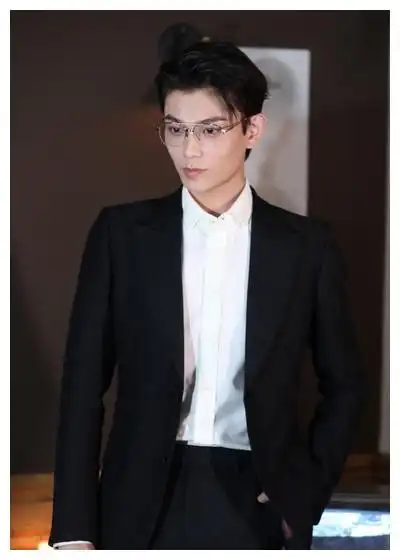 丁禹兮穿着简单的白色衬衫黑西装,儒雅又痞气
