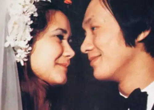 70岁许冠杰全家近照,混血儿媳妇好漂亮,祖孙三代颜值都很高
