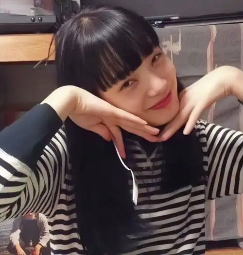有没有好看的女生头像,不要动漫的,有吗
