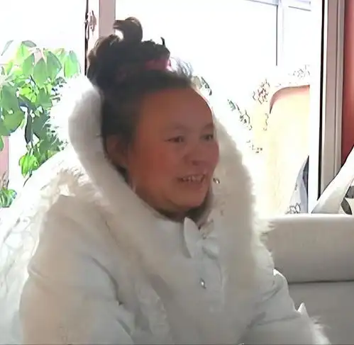 山东50岁农妇,一年四季只穿婚纱不穿其他衣服,背后故事令人动容
