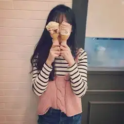 背影的女生头像
