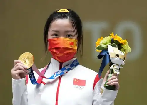 颁奖台上,奥运运动员拿的是什么花
