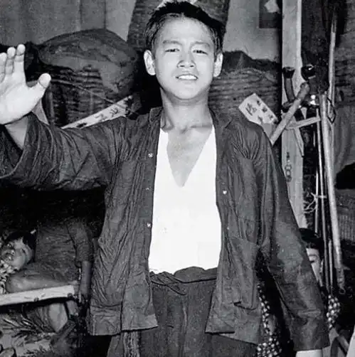 许冠杰美国演唱会致敬挚友李小龙,54岁李香凝罕露面,发福认不出
