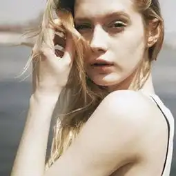 欧美气质清新风格女生微信头像2
