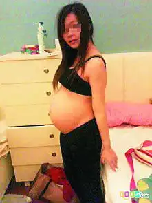 14岁妈妈怀胎八月网上晒大肚盼人领养
