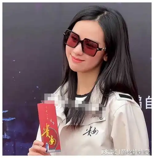 50岁王艳与温峥嵘同框,中年女性的幸福密码全写在脸上了
