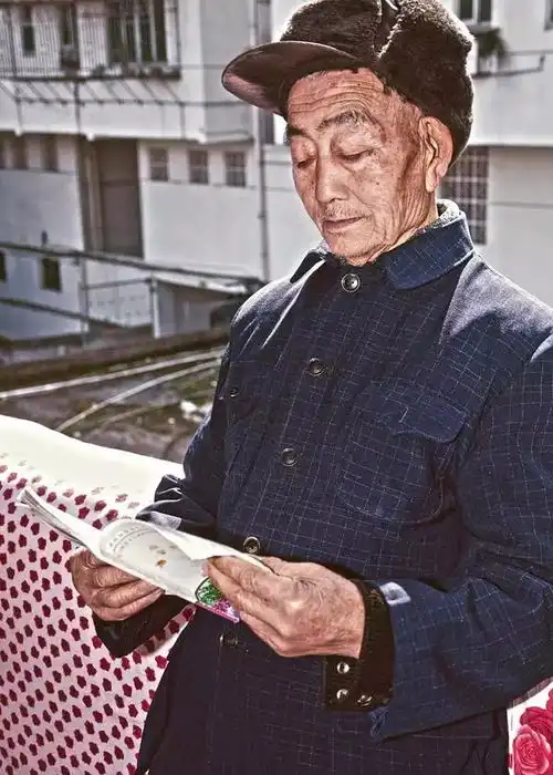 85岁乡下爷爷的一组照片,简直帅爆全中国
