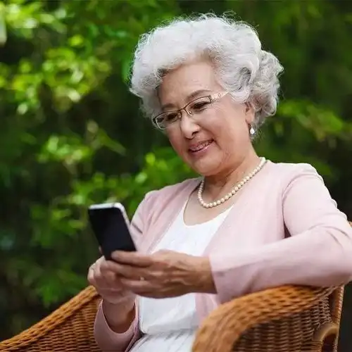 中老年人玩微信的赶快转给家人看
